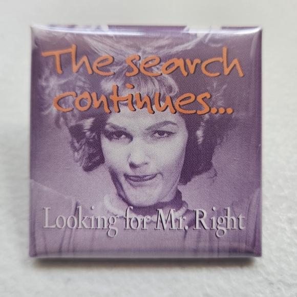 Vintage 2001 Pinback Button Looking For Mr Right The Search Continues Book Promo - Picture 1 of 2